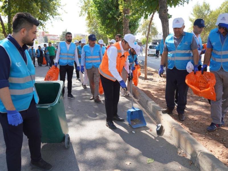  Başkan Tutdere sokakları süpürdü